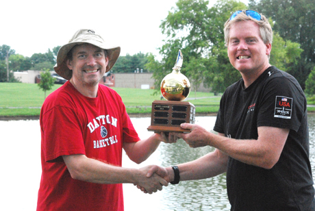 2014 Nationals winner passes the trophy to 2015 winner